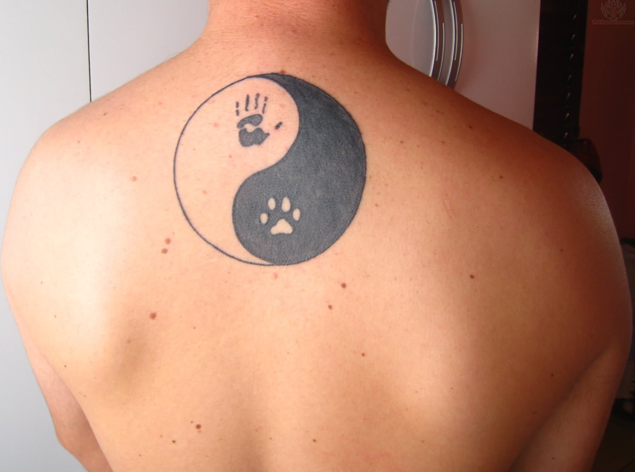 背部简约的阴阳八卦纹身图案