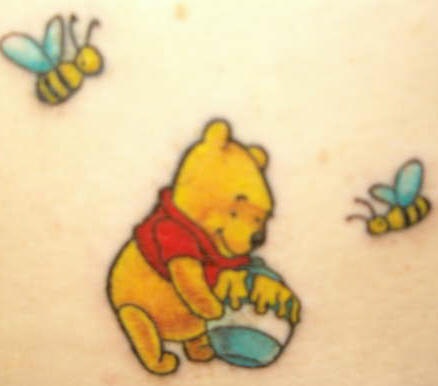 小熊维尼熊和蜜蜂卡通纹身图案