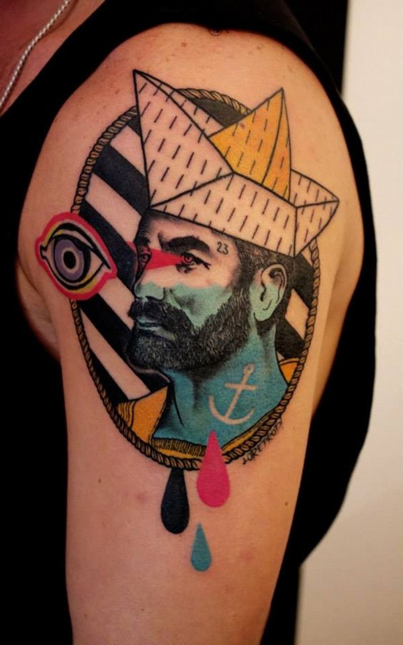大臂独特风格的神秘彩色纸船和男性肖像纹身图案
