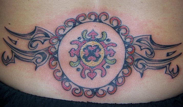 腰部彩色的部落圆形花卉与图腾纹身图案