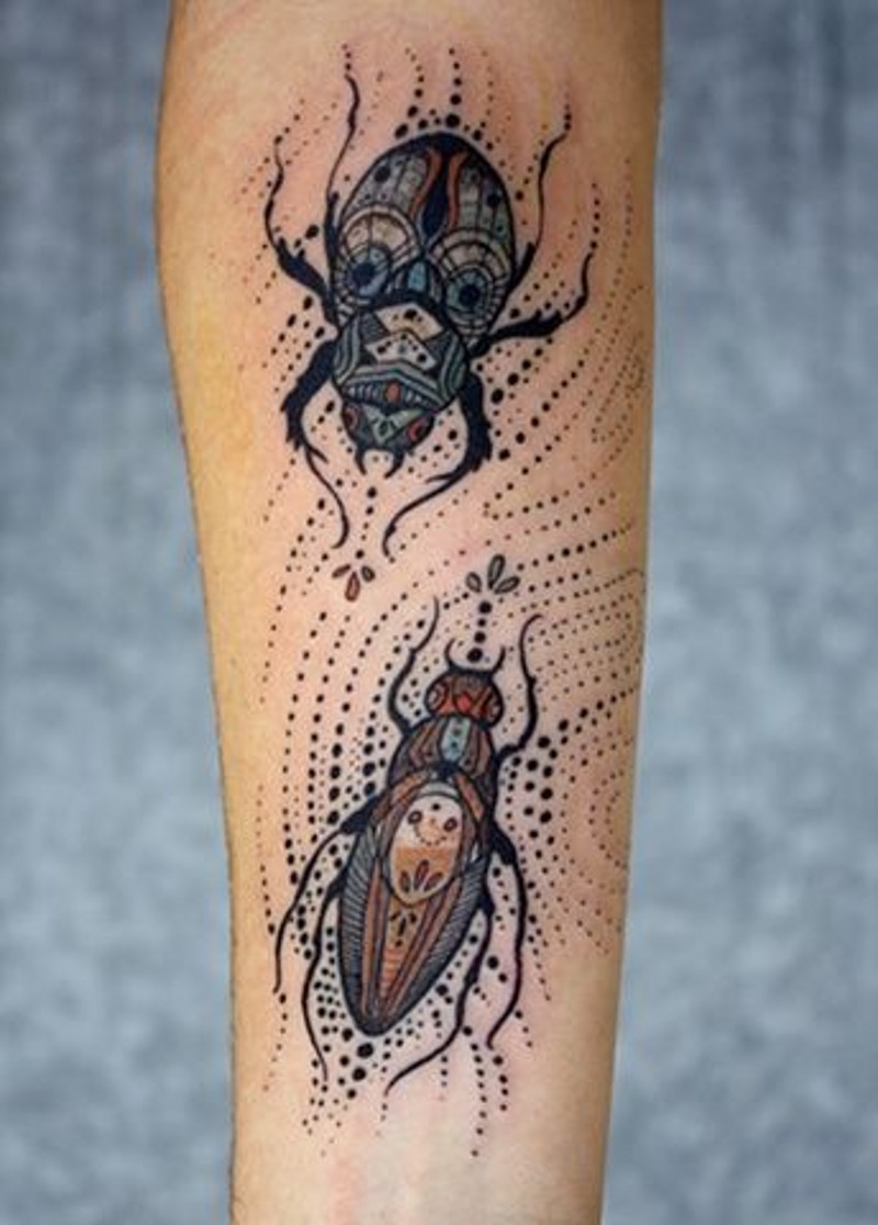 手臂很酷的彩色昆虫纹身图案