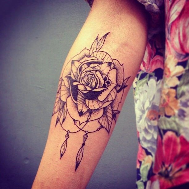 手臂黑色点刺部落玫瑰纹身图案