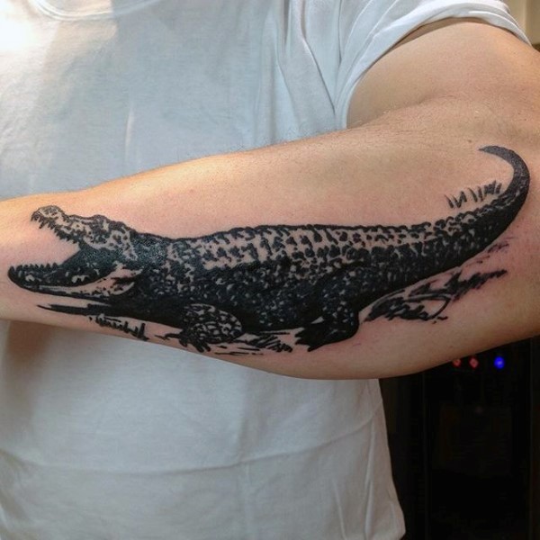 简单设计的黑白鳄鱼手臂纹身图案
