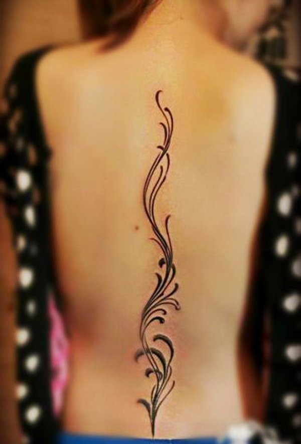 背部甜美设计的黑色藤蔓纹身图案