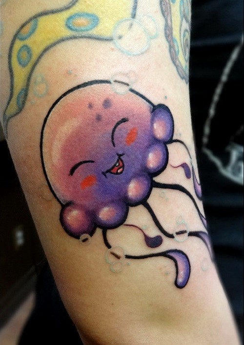 手臂有趣的小紫色卡通水母纹身图案