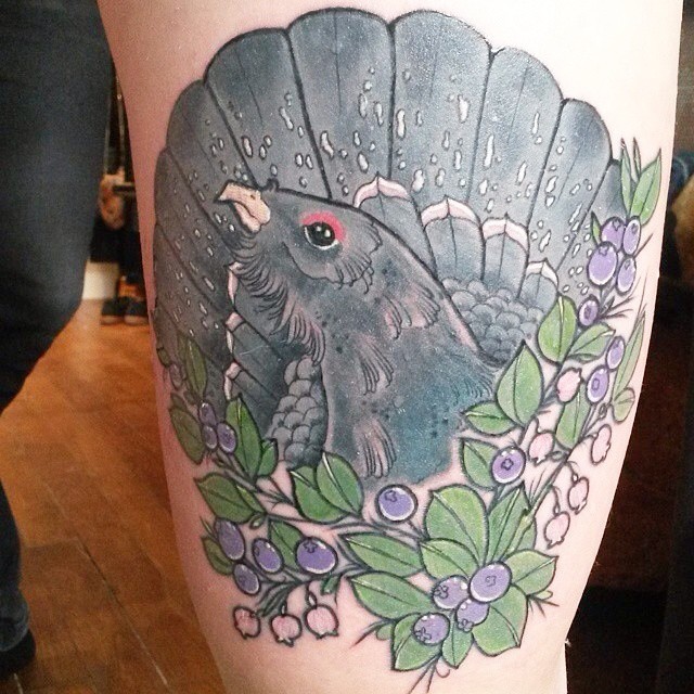 大腿好看的灰色小鸟和浆果纹身图案
