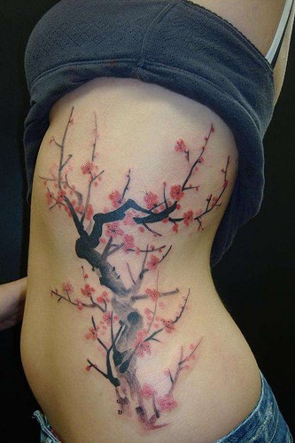 侧肋美丽的樱花树个性纹身图案
