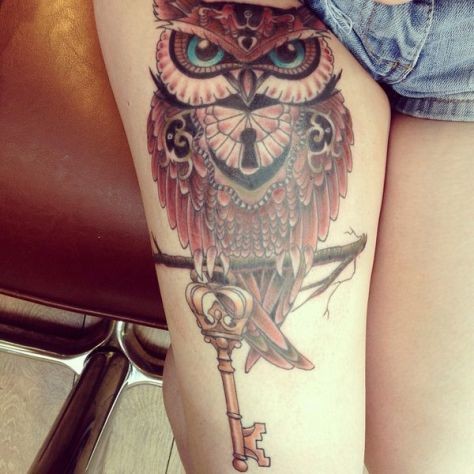 大腿彩色大猫头鹰形锁纹身图案