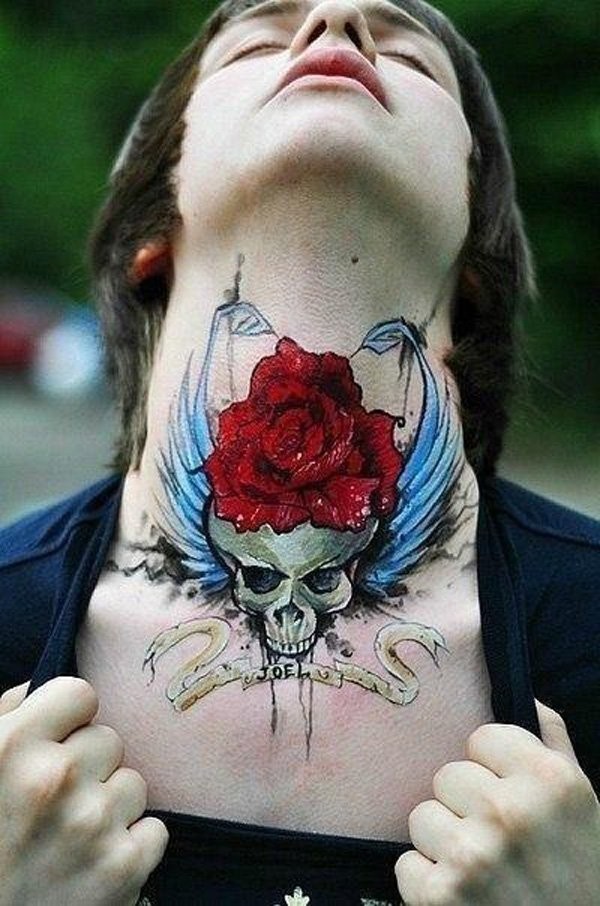 颈部美丽的红玫瑰翅膀骷髅纹身图案