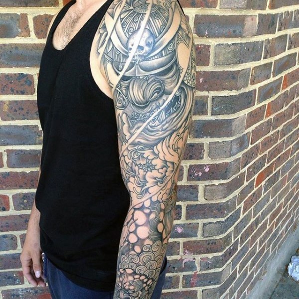 手臂亚洲风格的恶魔武士面具结合花朵纹身图案