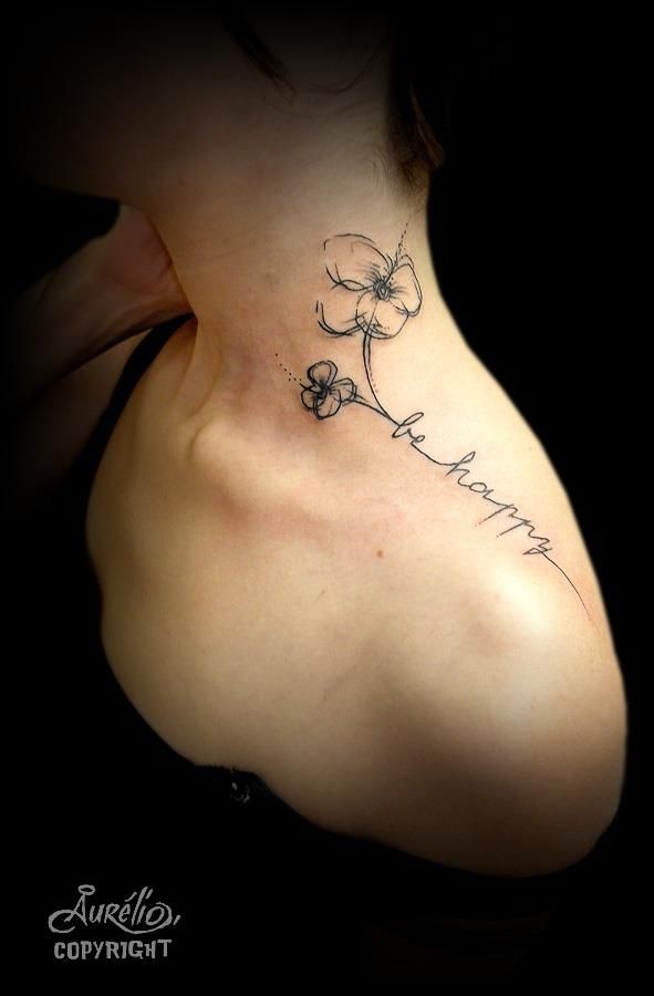 肩部简约的黑色线条花朵和字母纹身图案