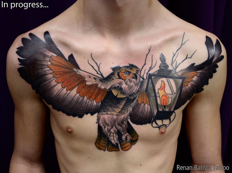 胸部彩色的灯与飞行猫头鹰纹身图案