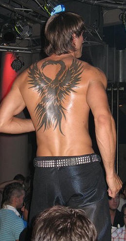 男性背部黑色的凤凰纹身图案
