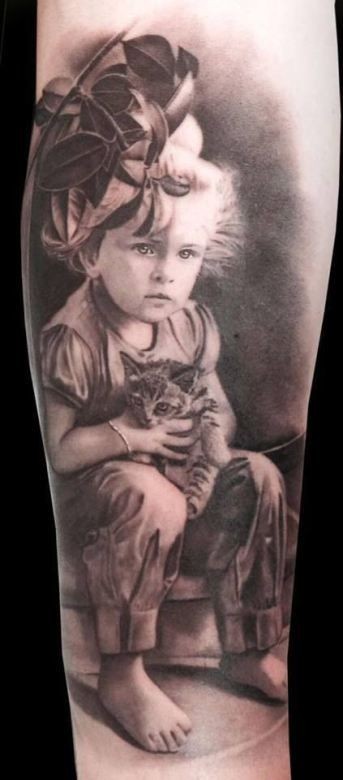 手臂逼真的小女孩肖像与小猫纹身图案
