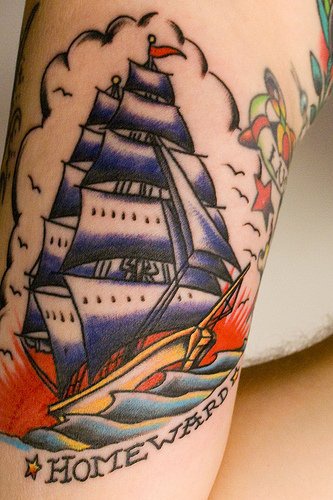 手臂old school帆船和字母彩绘纹身图案