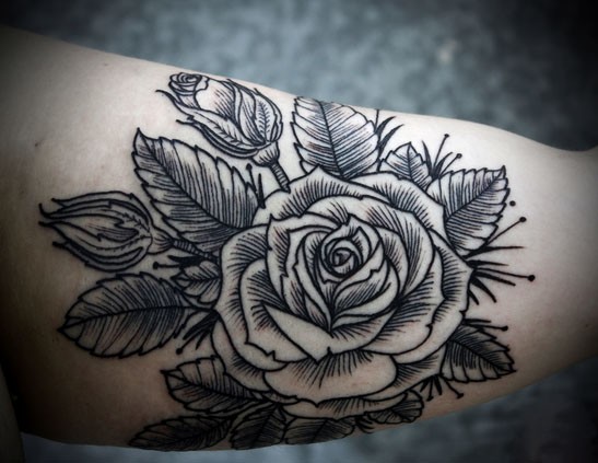 简单的线条黑色玫瑰手臂纹身图案