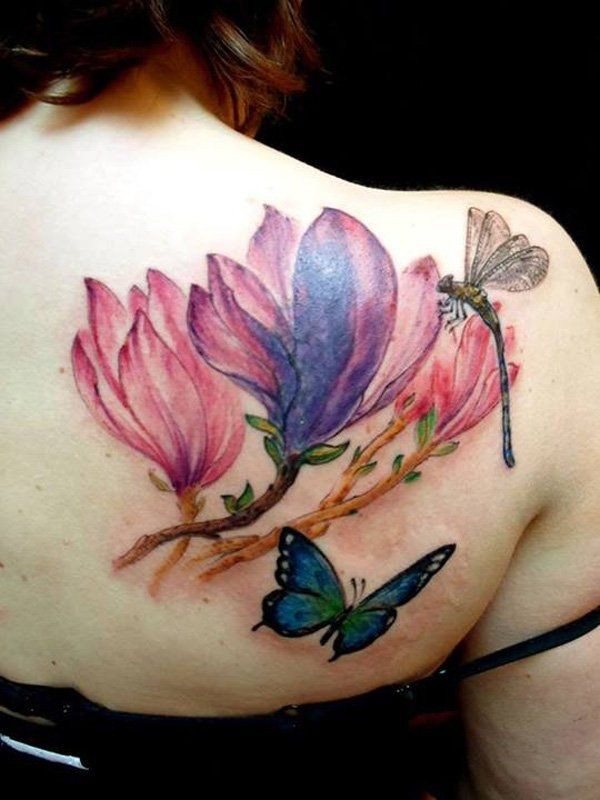 背部漂亮的彩色蜻蜓蝴蝶和花朵纹身图案