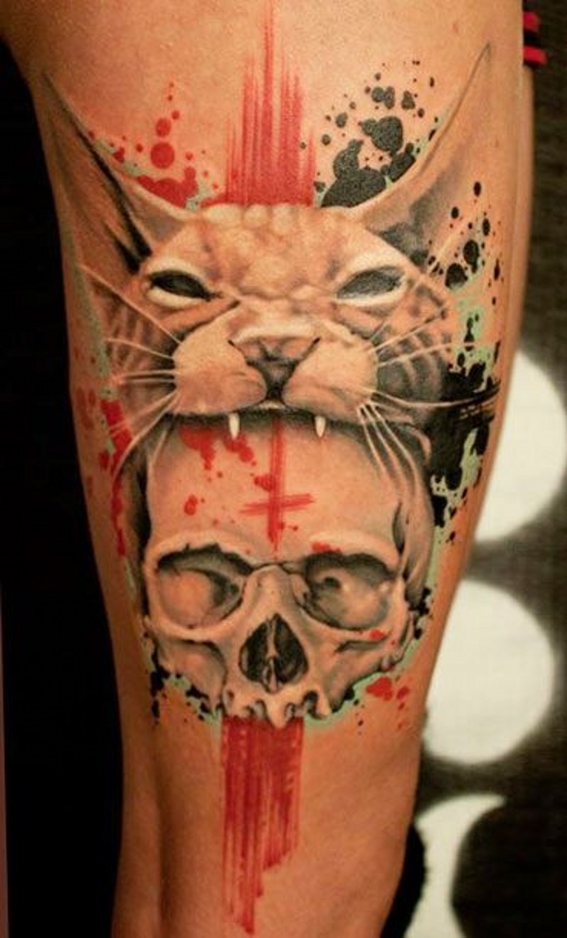 手臂令人毛骨悚然的血腥猫头与骷髅纹身图案