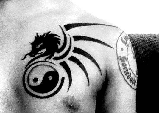 胸部黑色的亚洲阴阳符号和龙图腾纹身图案