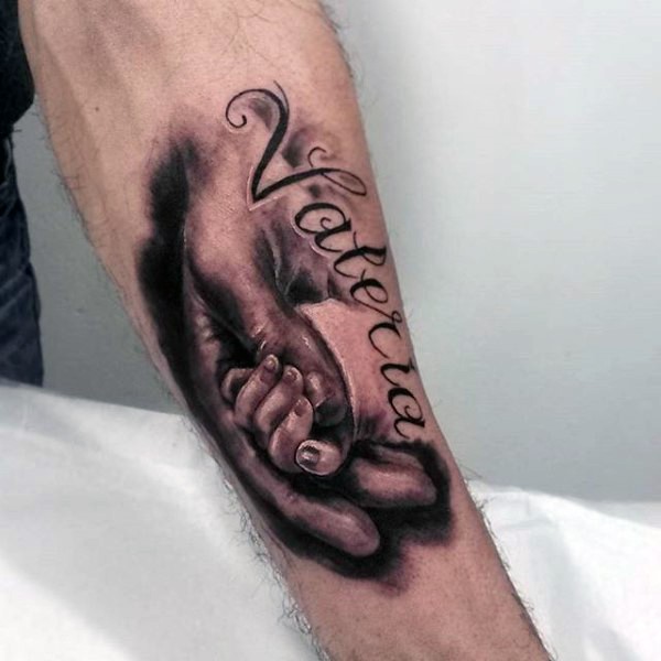手臂甜蜜的黑色婴儿手与字母纹身图案