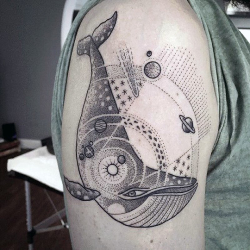 手臂太空主题的黑白太阳系行星与鲸鱼纹身图案