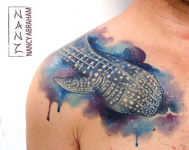 肩部水彩风格美丽的鲨鱼纹身图案