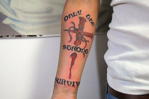 流血的十字架字符手臂纹身图案
