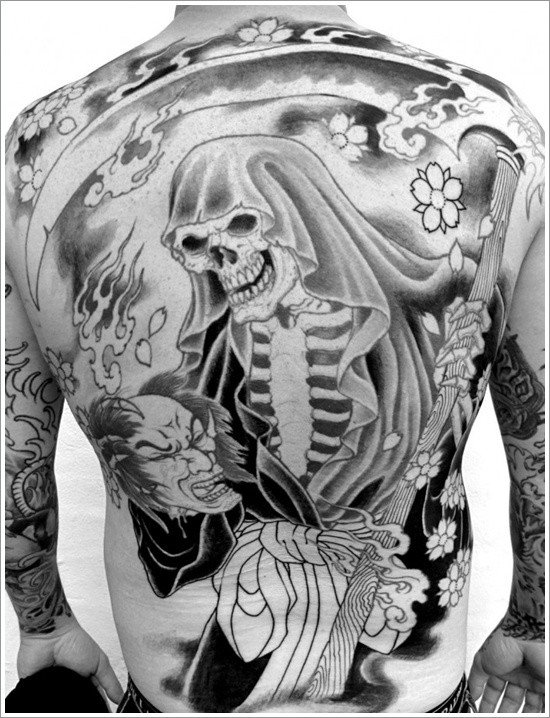 背部死神镰刀与日式生首纹身图案