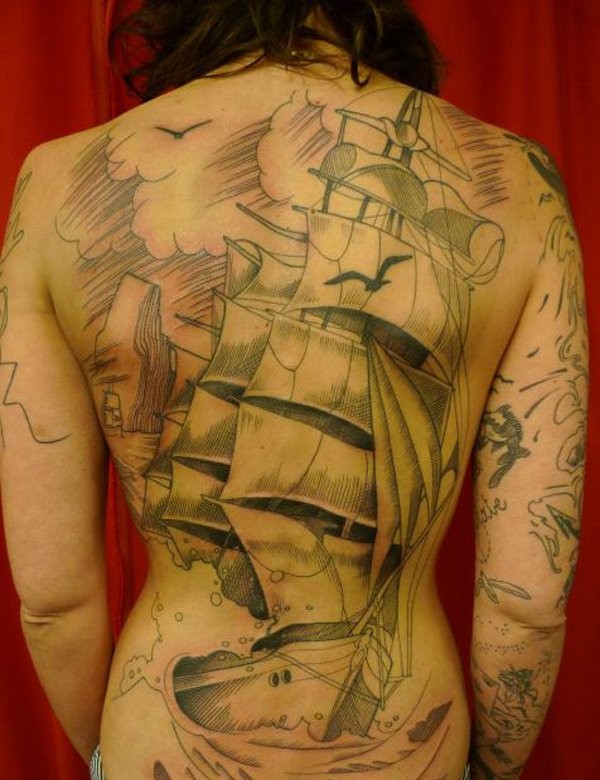 背部黑色线条的大帆船纹身图案