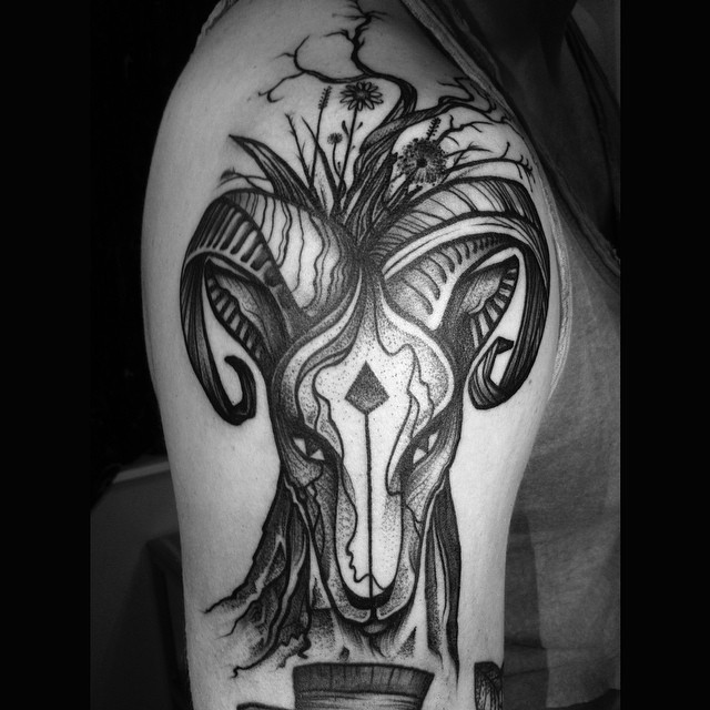 男人手臂邪恶的黑白羊头纹身图案