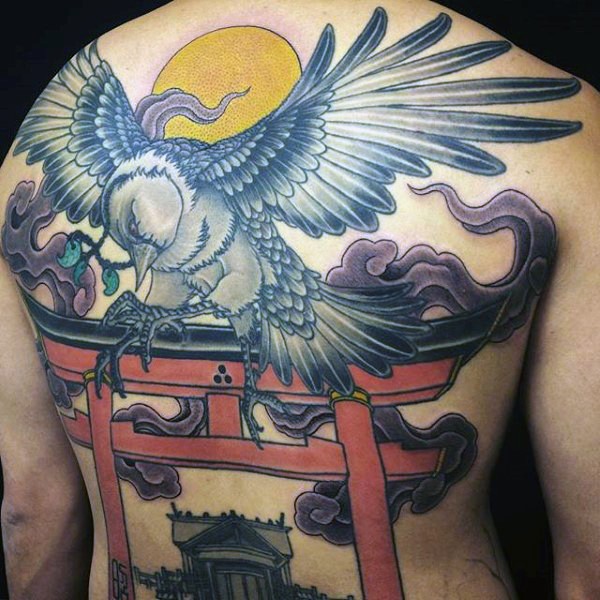 背部彩色的大鸟与寺庙和太阳纹身图案