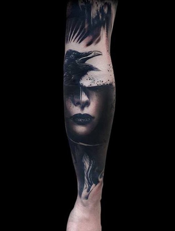 小臂一个女人的肖像和乌鸦纹身图案