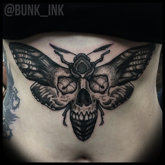 腹部点刺风格黑色昆虫与人类骷髅纹身图案