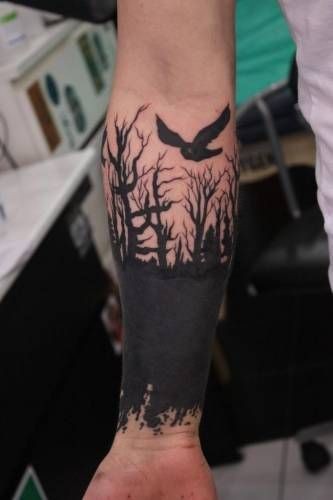小臂黑色森林与鸟类纹身图案