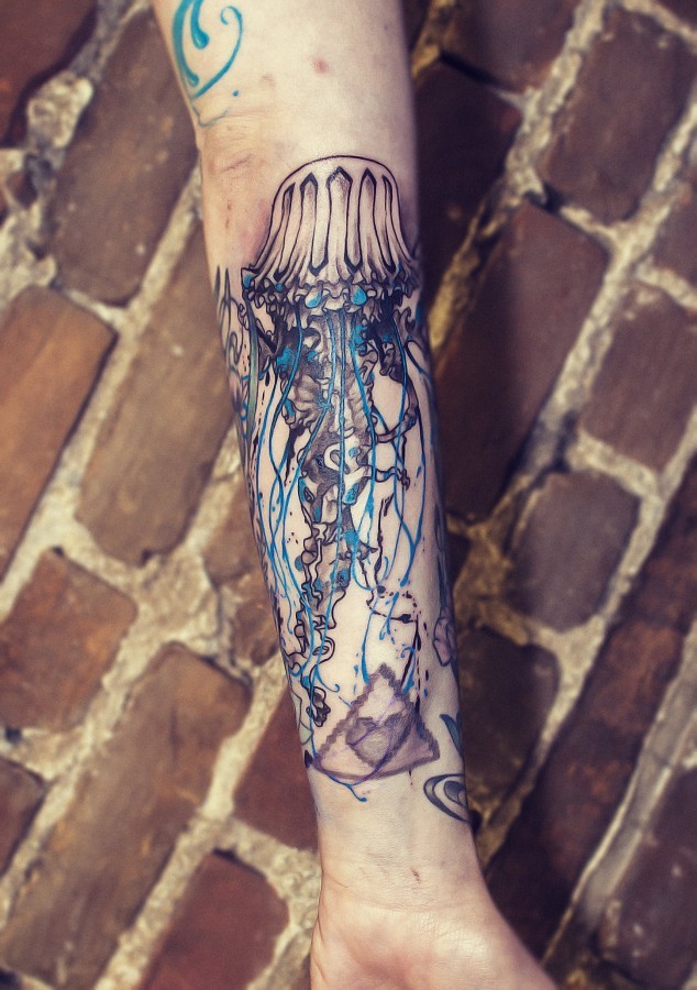 手臂很酷的黑色和蓝色水母纹身图案