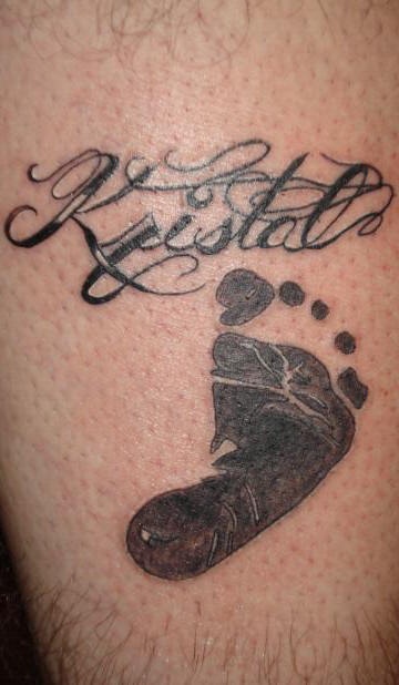 婴儿脚印与字母纹身图案