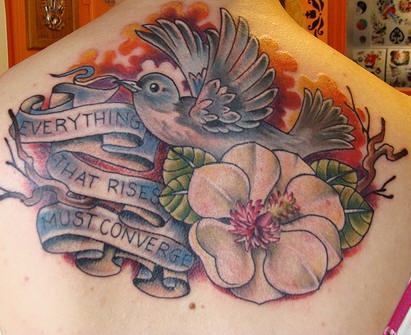 背部蓝色小鸟和花朵字母纹身图案