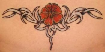 腰部漂亮的红色花朵纹身图案
