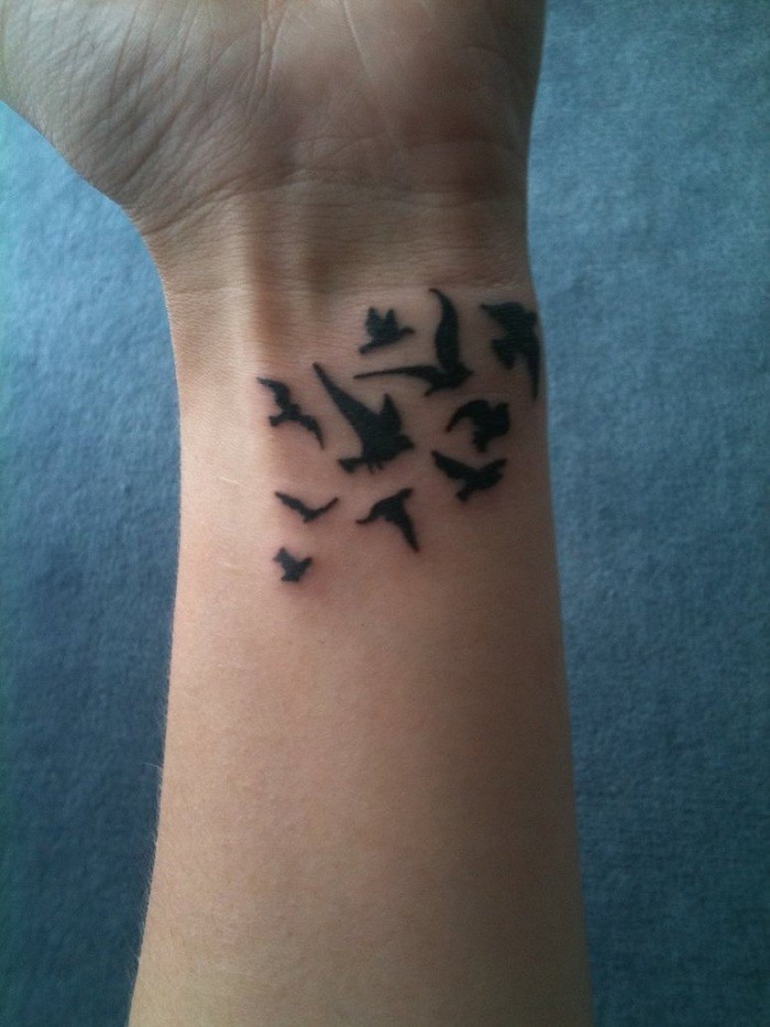 手腕上的黑色经典小鸟纹身图案