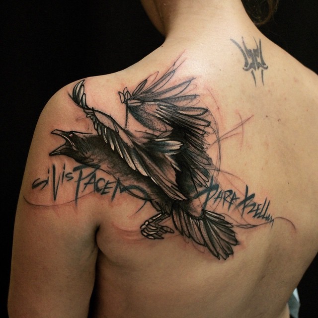背部黑色线条个性的乌鸦字母纹身图案