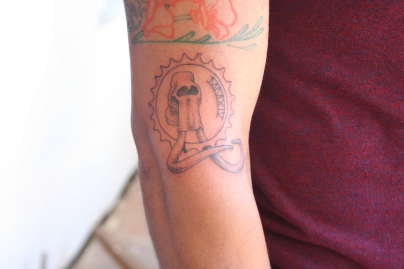 手臂太阳与数字猛犸象头骨纹身图案