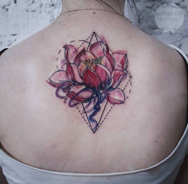 背部彩色的莲花和几何装饰纹身图案