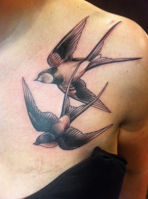 胸部两只燕子黑灰纹身图案