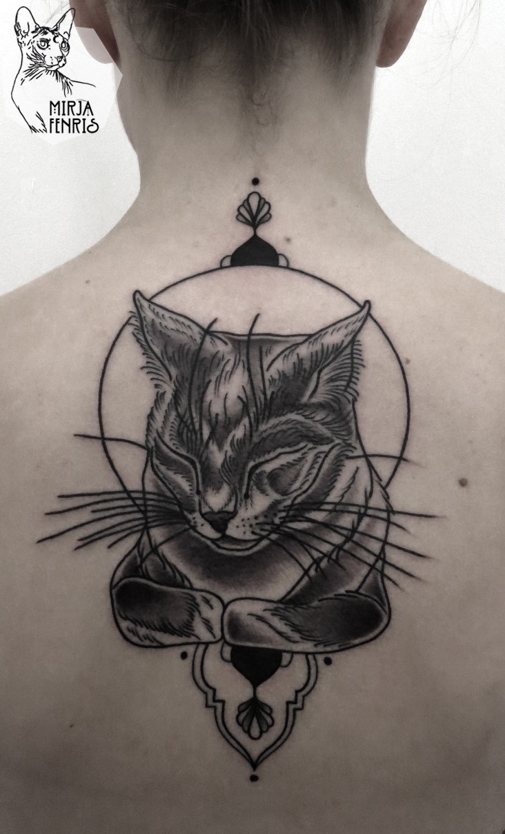 背部雕刻风格黑色的可爱猫纹身图案