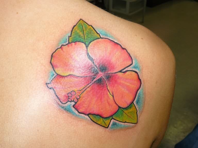 背部可爱的粉红色夏威夷花纹身图案
