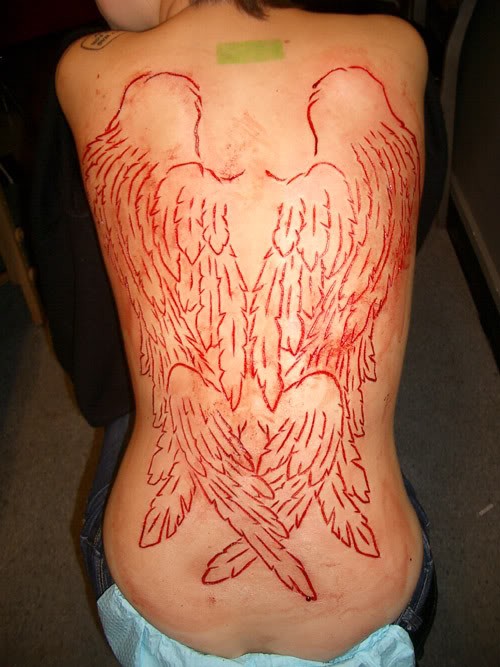 女生背部割肉大翅膀纹身图案