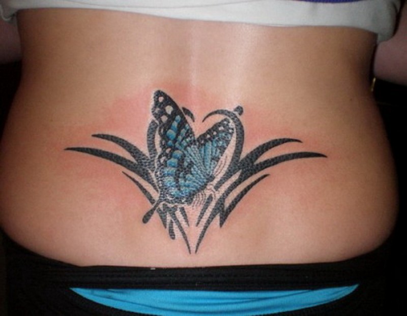 背部优雅的蝴蝶与部落图腾纹身图案