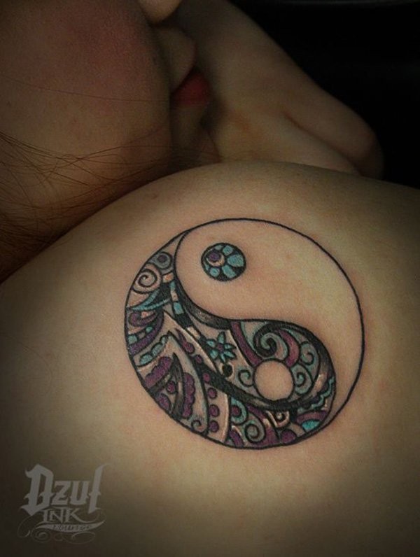 背部圆形的花藤阴阳八卦符号纹身图案