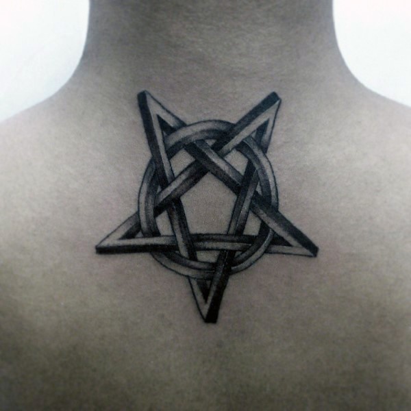 背部黑色的凯尔特结五角星纹身图案