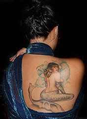 背部彩色的美人鱼纹身图案